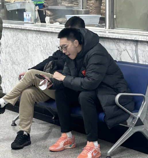 赛事直播-贺希宁曝光胡明轩无缘世预赛原因：膝伤复发 回国第一时间去医院