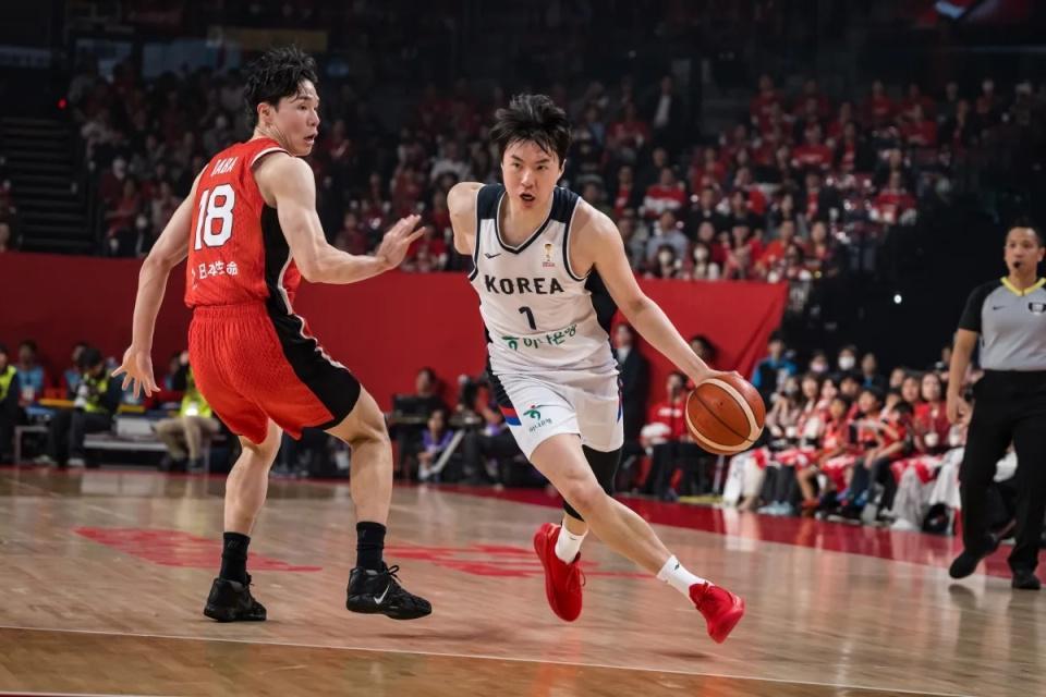 体育娱乐-世预赛-日本男篮力克韩国稳居小组第一 霍金森24+7李贤重28+11